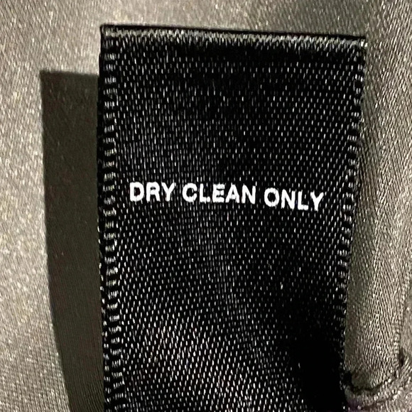 Banana Republic BR Monogram Sleeveless Silk Ruffled Tuxedo-style top, size M - Picture 2 of 9